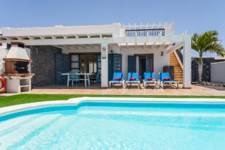 Villa vacacional en Lanzarote con piscina privada, terraza con tumbonas y barbacoa, Villas Susaeta