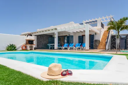 Villa vacacional en Lanzarote con piscina privada, tumbonas y barbacoa, Villas Susaeta