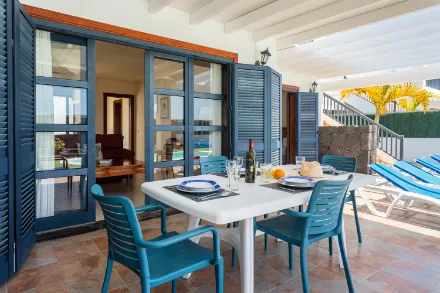Zona de comedor exterior en villa vacacional de Lanzarote con acceso directo a la piscina, Villas Susaeta